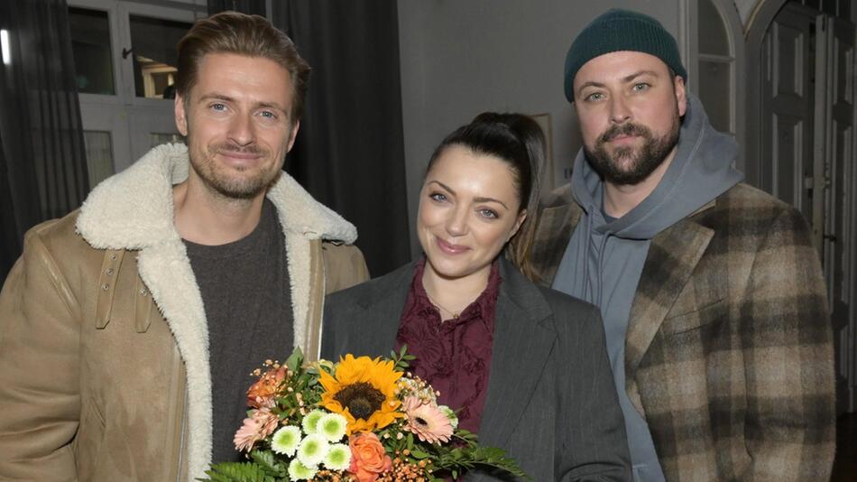 Ihre Kollegen Jörn Schlönvoigt (l.) und Felix von Jascheroff verabschieden Anne Menden in ihre ...