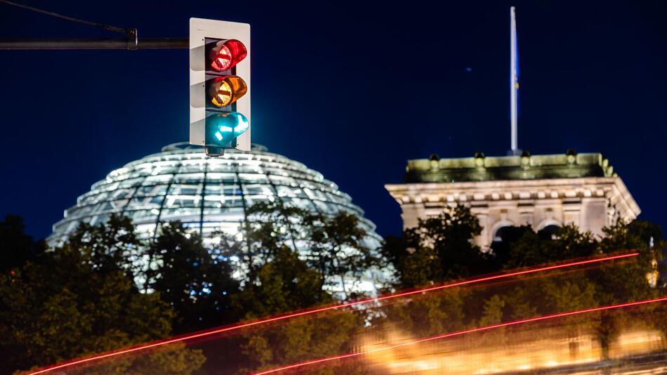 Ampel vor Reichstagsgebäude