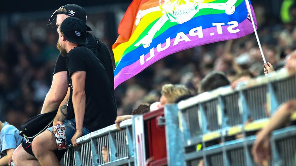 Eine Regenbogenfahne im Stadion des FC St. Pauli