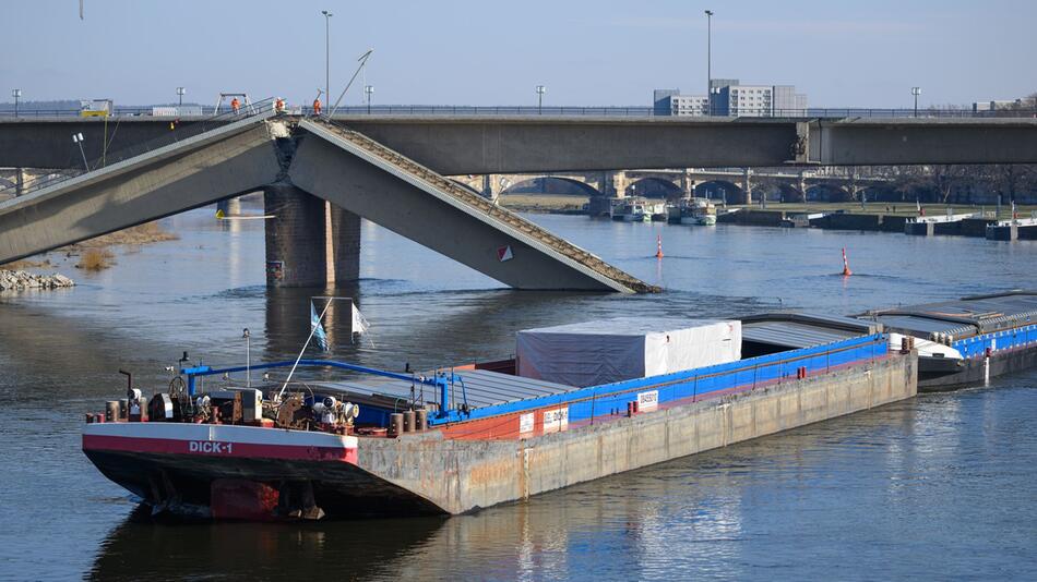 Durchfahrt von Frachtschiff unter der Carolabrücke in Dresden