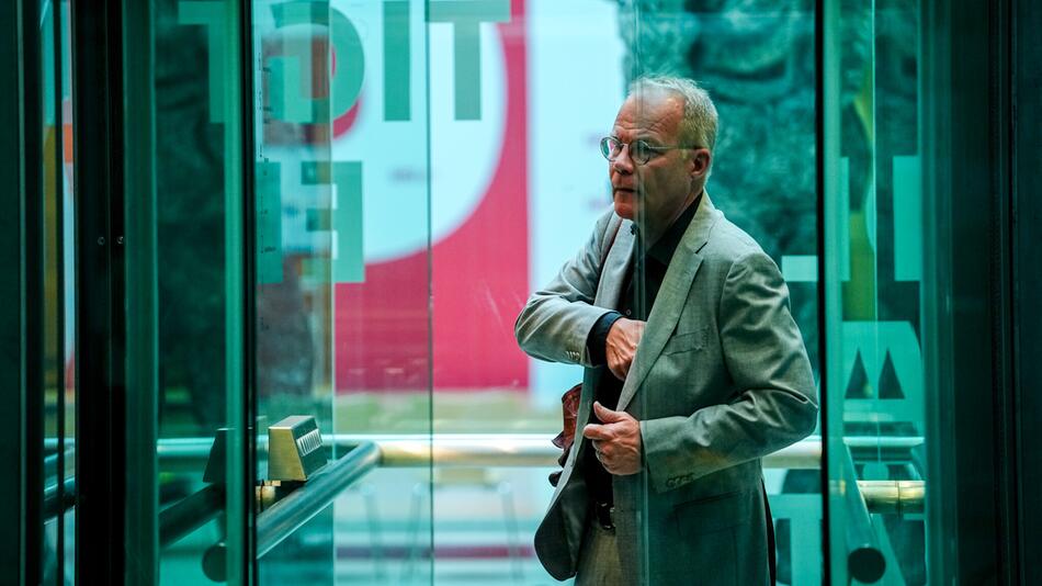 Matthias Miersch, SPD-Generalsekretär, kommt in der SPD-Parteizentrale, dem Willy-Brandt-Haus, an.
