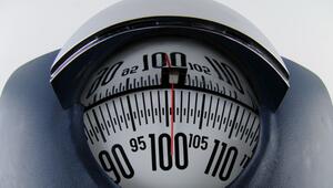 Eine Personenwaage zeigt 101 Kilogramm an