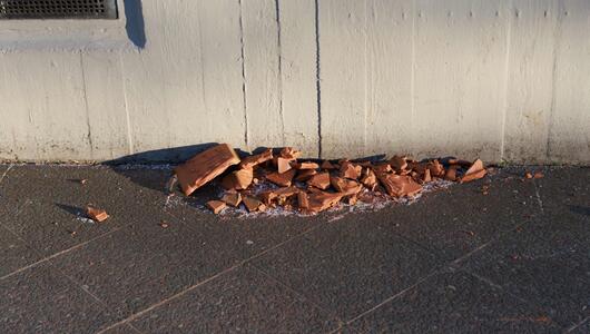 Mann offenbar von Blumenkübel erschlagen