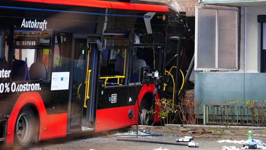 Schulbus mit 20 Kindern fährt in Hauswand