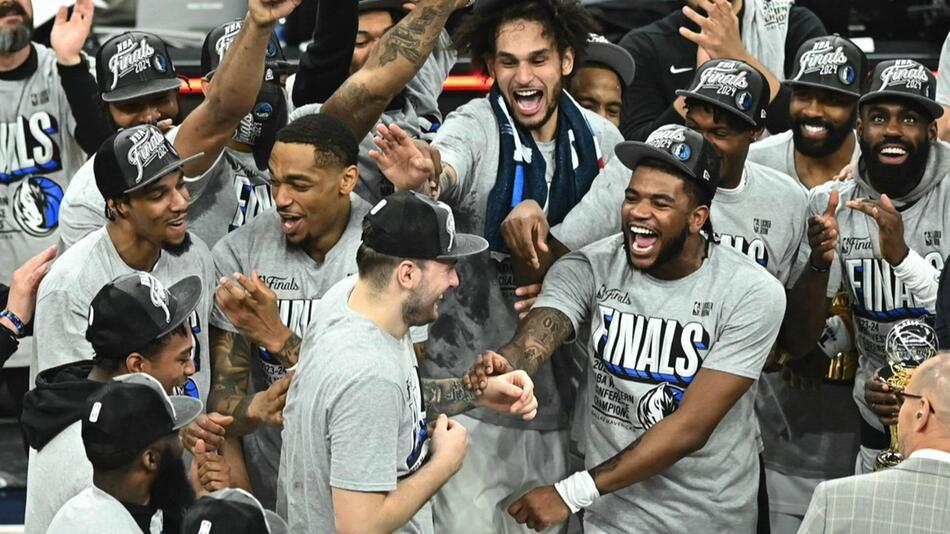 Die Dallas Mavericks feiern den Einzug ins Finale der NBA