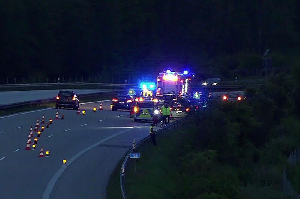 Polizisten sichern am Auto von Carolin G. auf der A9 Spuren.