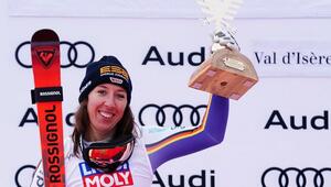  Die deutsche Kira Weidle Winkelmann feiert auf dem Podium nach ihrem zweiten Platz. 