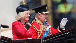 König Charles und Königin Camilla in Knallrot bei "Trooping the Colour".