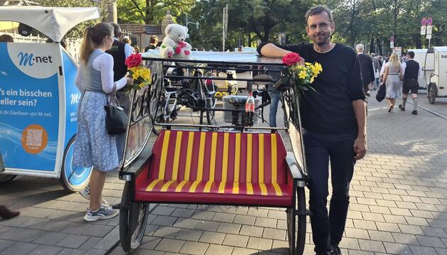 Daniel Hehnen neben seiner Rikscha
