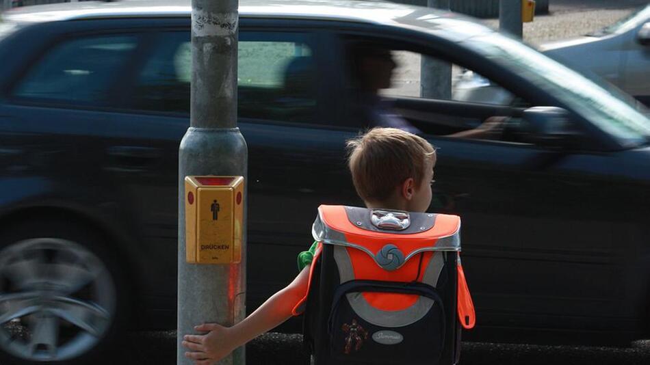 Kinder auf dem Schulweg