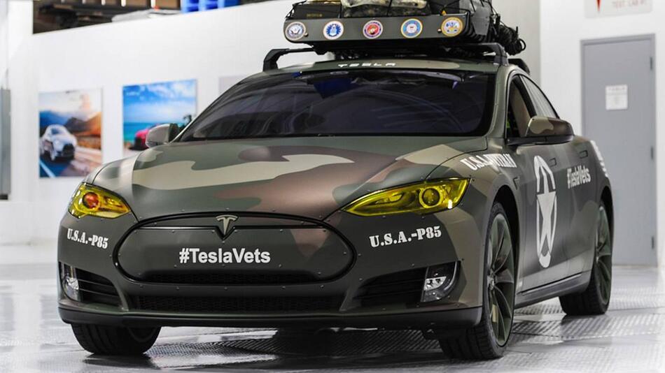 Tesla Model S im Army-Look