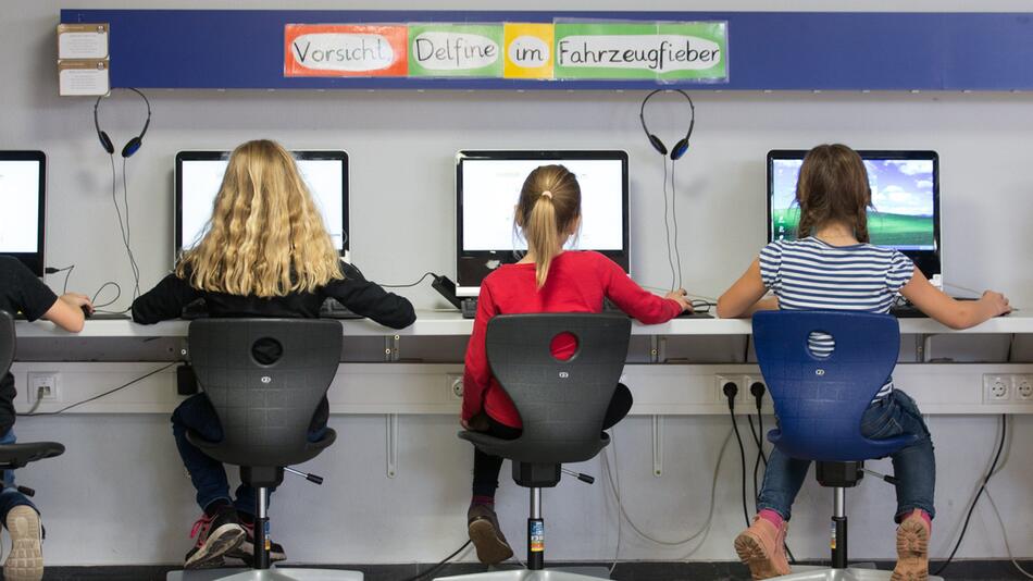 Digitalisierung, Schule, Computer, Schülerinnen