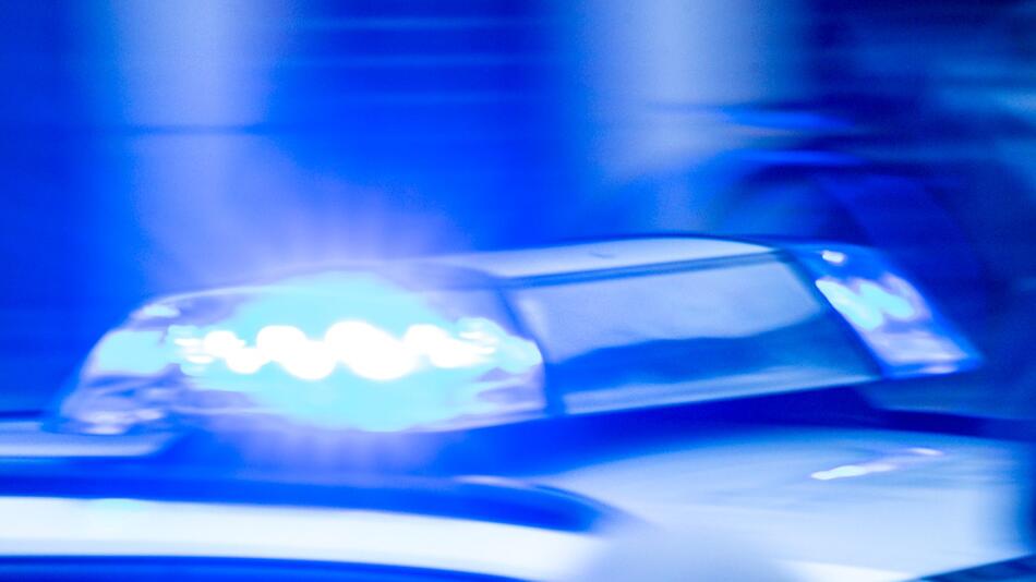 Ein Streifenwagen der Polizei ist mit Blaulicht im Einsatz