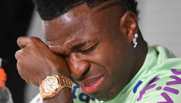 Brasiliens Vinicius Junior kommen auf einer Pressekonferenz die Tränen, als es um Rassismus geht.