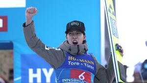 Ren Nikaido jubelt über seinen Tagessieg in Innsbruck.