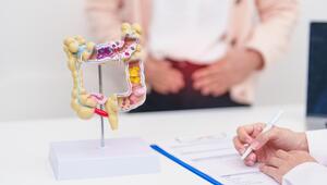 Patientin mit Darmbeschwerden beim Arzt.