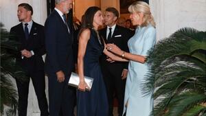 Im eleganten Abendkleid präsentiert Letizia ihre muskulösen Arme
