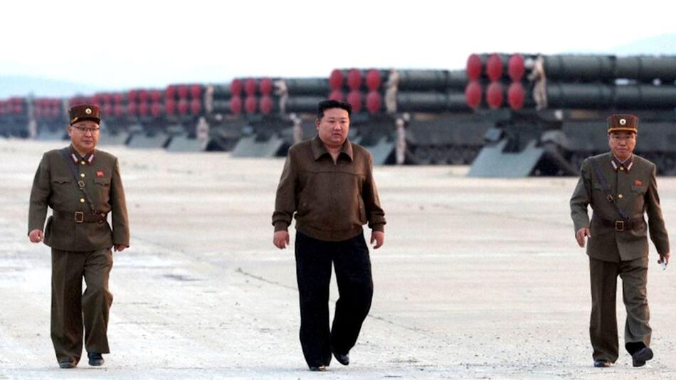 Nordkoreas Machthaber Kim Jong-un begleitet von Militärangehörigen