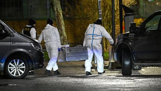 Einsatzkräfte der Polizei arbeiten am Tatort an der Risbergska-Schule