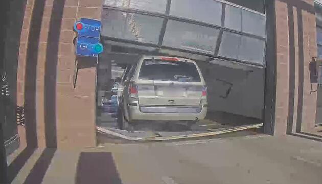 Falsches Pedal erwischt: Autofahrer brettert durch Waschanlage