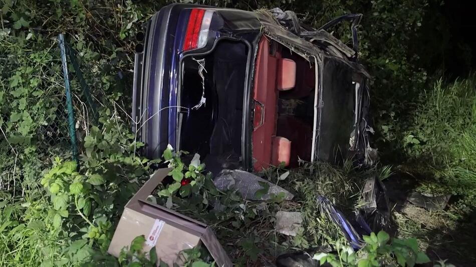 Schwerer Unfall mit Überschlag in Bayern: Beifahrer lebensgefährlich verletzt