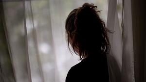 Eine Frau steht am Fenster