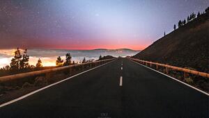 Zodiakallicht am Ende einer Straße, die zum Teide-Nationalpark führt
