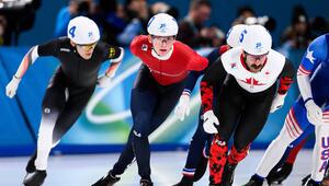 Die Eisschnellläufer starten im Massenstart.