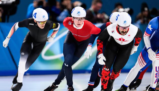 Die Eisschnellläufer starten im Massenstart.
