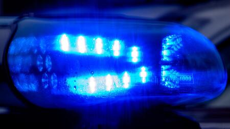 Auto kracht in Hauswand – Fahrer schwer verletzt