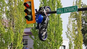 Skurrile Kollision: Motorrad bleibt nach Unfall an Ampel hängen