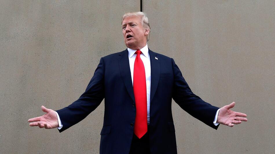 Trump vor Grenzmauer-Prototyp