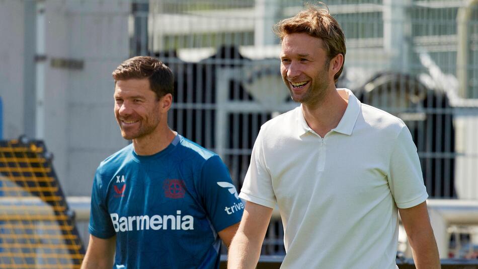 Xabi Alonso und Simon Rolfes erscheinen gut gelaunt zum Training bei Bayer Leverkusen