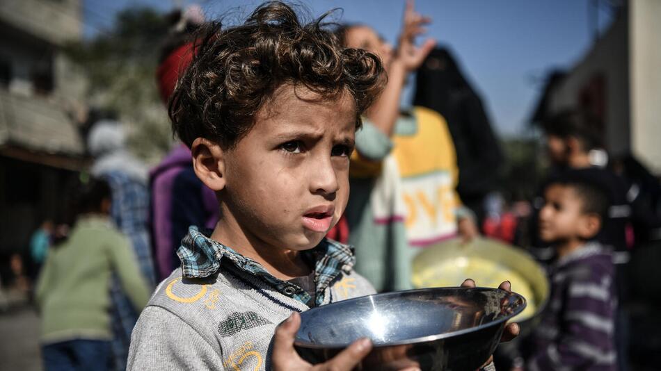 Junge in Gaza mit Schüssel