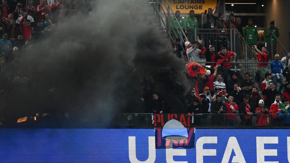 Albaniens Fans brennen im Spiel gegen Italien in Dortmund Pyro-Technik ab
