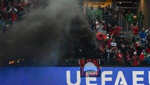 Albaniens Fans brennen im Spiel gegen Italien in Dortmund Pyro-Technik ab