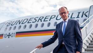 Friedrich Merz steigt aus Flugzeug