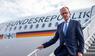 Friedrich Merz steigt aus Flugzeug