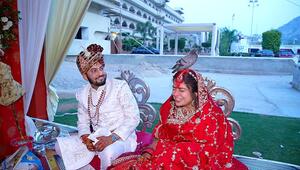 Vogelhochzeit: Taube in Indien landet auf Kopf der Braut