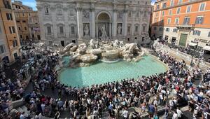 Viele Touristen am Trevi Brunnen 
