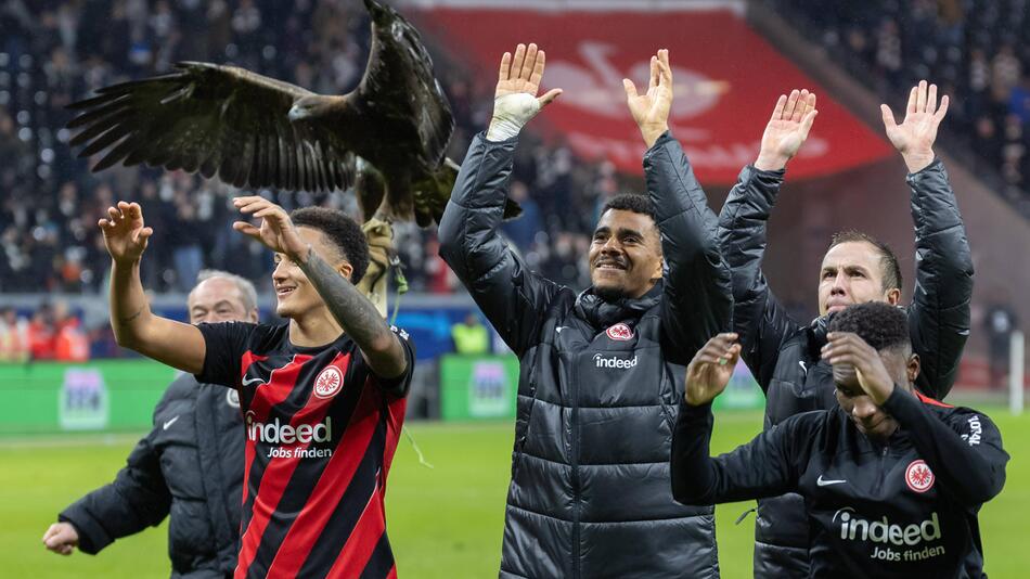 Die Spieler von Eintracht Frankfurt jubeln.