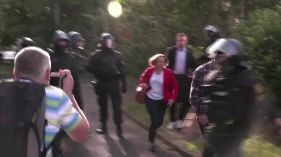 Proteste gegen AfD-Parteitag in Essen: Polizei eskortiert Teilnehmende zum Veranstaltungsort