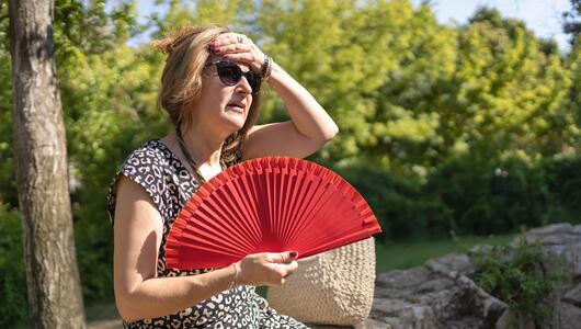Frau in der Sonne ist warm