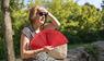 Frau in der Sonne ist warm