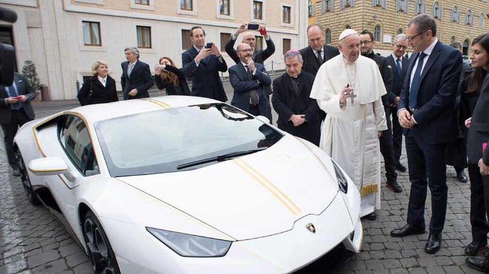 Papst segnet Lamborghini