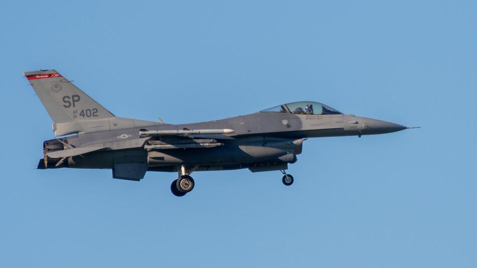 Ein Kampfflugzeug vom Typ F-16 Fighting Falcon.