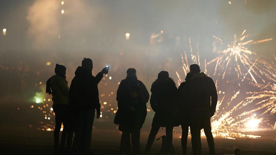 Gruppe von Menschen entzündet Feuerwerksraketen