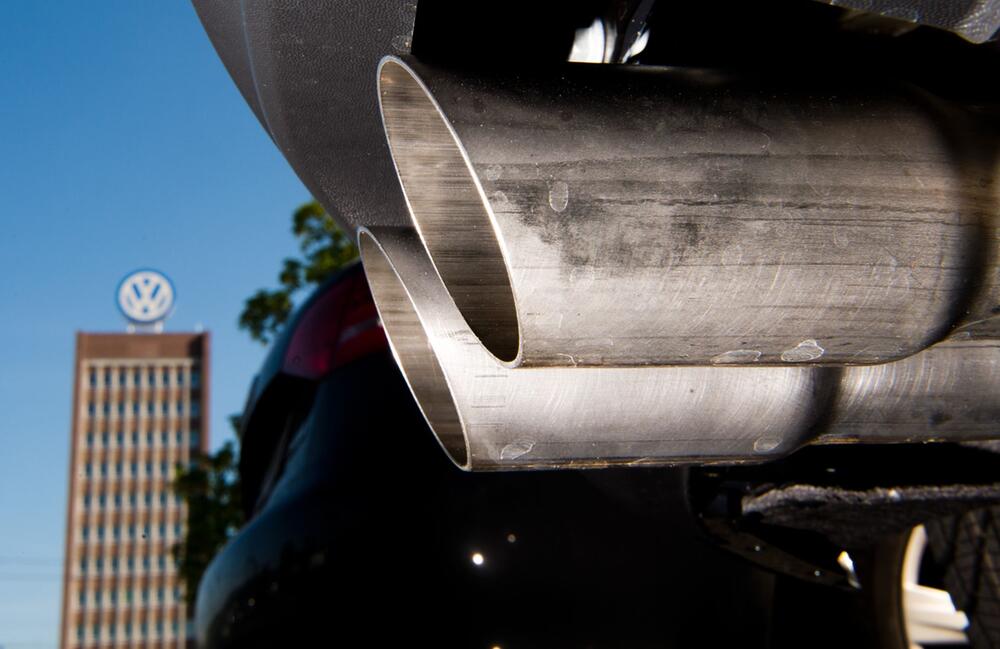 Auto-Auspuff vor VW-Zentrale in Wolfsburg
