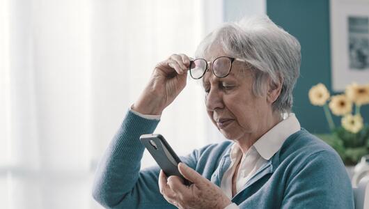 Ältere Menschen verlieren nach und nach Sehvermögen.