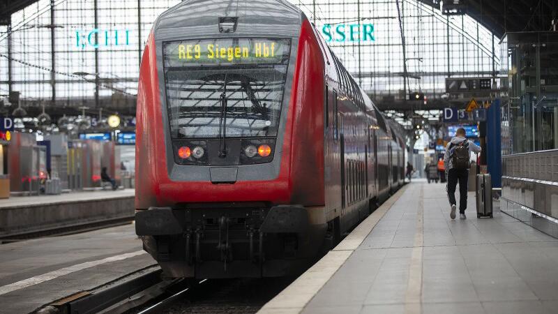 Ein Regionalzug der deutschen Bahn fährt in den Hauptbahnhof von Köln ein.